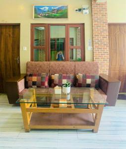 Зона вітальні в Hotel October Inn