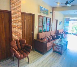 Зона вітальні в Hotel October Inn