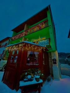 un edificio con luces de Navidad delante de él en U Bažanta *** - Ubytovanie v súkromí (objekt), en Vyšné Ružbachy