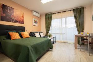 Posteľ alebo postele v izbe v ubytovaní BENALBEACH PLAYA SUITE