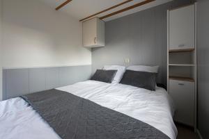 sypialnia z dużym białym łóżkiem z 2 poduszkami w obiekcie 89, Groenvink - one with nature! w mieście Oisterwijk