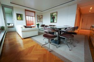 Area tempat duduk di Appartement avec jacuzzi près de Roland Garros