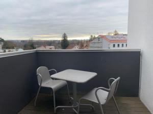 d'une table et de chaises sur un balcon avec vue. dans l'établissement Mitten in Kempten - Großzügig - Tolles Design, à Kempten
