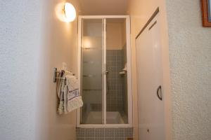 bagno con doccia e porta in vetro di 8, avenue des Magnolias a Hendaye