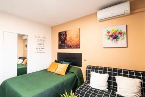 Posteľ alebo postele v izbe v ubytovaní BENALBEACH PLAYA SUITE
