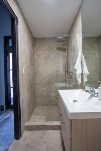 ein Badezimmer mit Waschbecken und Dusche in der Unterkunft AmazINN Places Casco Viejo Pool and Rooftop VI in Panama-Stadt