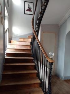 格朗維爾的住宿－奧布特杜誇伊酒店，楼梯,有木台阶
