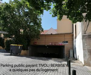 a parking policy payment tyrol bergwerwer a car garage at Le manut, charme et confort in Dijon