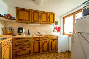 Kuchyň nebo kuchyňský kout v ubytování Chalet la Regin Anzere + 7 fotografií