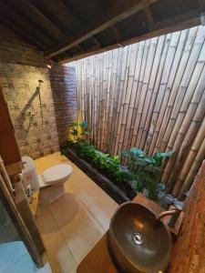 Habitación con baño con lavabo y aseo. en Happy House BnB Bromo backpacker, en Probolinggo