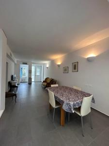 een kamer met een tafel en stoelen en een woonkamer bij A casa di Lucio in Budrio