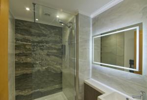 a bathroom with a shower and a mirror at Marina Walk, New Luxury Coastal Apartment in The English Riviera, close to the Shops, Bars and Restaurants with Torquay Marina and Torre Abbey Sands Beach a short walk away! in Torquay
