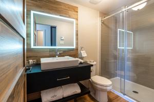 a bathroom with a sink and a shower at Le Viking Resort & Marina in Sainte-Marguerite