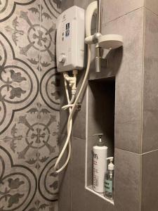 uma casa de banho com um secador de cabelo e um telefone em ARTE Loft 2 Bedrooms & 3 Bathrooms 6 Pax KLCC View, High Floor & PREMIUM em Kuala Lumpur
