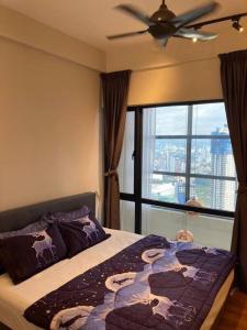 um quarto com uma cama e uma janela grande em ARTE Loft 2 Bedrooms & 3 Bathrooms 6 Pax KLCC View, High Floor & PREMIUM em Kuala Lumpur