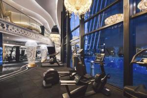 um ginásio com equipamento de exercício num edifício em ARTE Loft 2 Bedrooms & 3 Bathrooms 6 Pax KLCC View, High Floor & PREMIUM em Kuala Lumpur