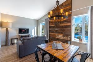 una sala de estar con una mesa y un sofá en Le Viking Resort, en Sainte-Marguerite