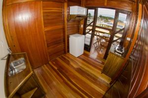 an overhead view of a room with wood floors and a kitchen at Espaço Vintage in Piçarras +16 photos