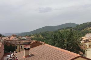 Vistas a una ciudad con montañas en el fondo en El casillo, en El Arenal