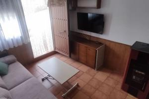 埃爾阿雷納爾的住宿－El casillo，带沙发和平面电视的客厅