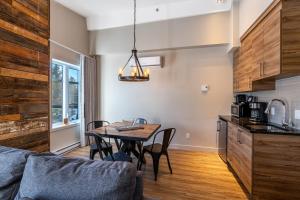 a kitchen and dining room with a table and chairs at Le Viking Resort & Marina in Sainte-Marguerite