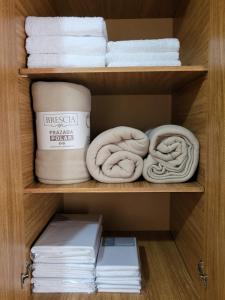 a cabinet with towels and a cup and some towels at Otto's Haus in Villa General Belgrano