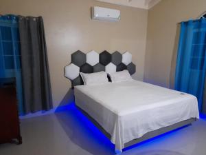 um quarto com uma cama grande e uma cabeceira em preto e branco em Loodik Vacation Home Brompton Manor em Black River