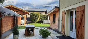 Zahrada ubytování Studio au pied des montagnes
