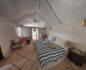 Postel nebo postele na pokoji v ubytování Erg Chigaga Luxury Camp