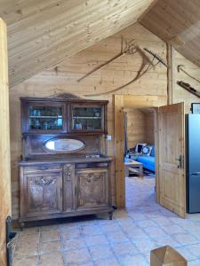 uma cozinha com um grande armário de madeira num quarto em Le Chalet d’Andrea em Vars