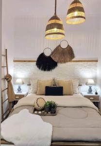 Postel nebo postele na pokoji v ubytování Old Town Luxe Suite W 100Mbps