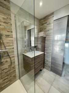 La salle de bains est pourvue d'un lavabo et d'une douche. dans l'établissement A1 LA PLAGE D'OR, au Lavandou