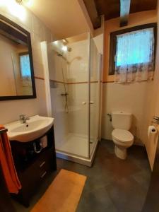 uma casa de banho com um chuveiro, um WC e um lavatório. em NAVASA em Navasa