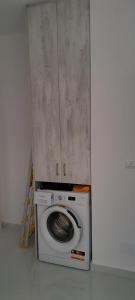 eine Waschmaschine mit einem Schrank darüber in der Unterkunft Apartment Alex in Sarandë
