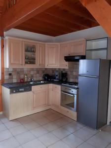 Η κουζίνα ή μικρή κουζίνα στο chalet sous les pins