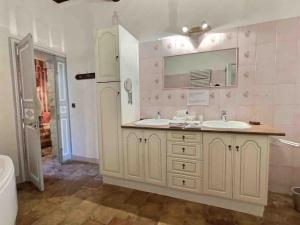 Baño blanco con 2 lavabos y espejo en Chez Lydia - Osez la vie de chateau ! Pont du Gard, Uzès en Remoulins