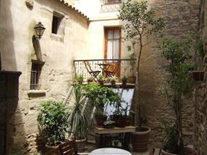 un patio con macetas en un edificio en Chez Lydia - Osez la vie de chateau ! Pont du Gard, Uzès en Remoulins