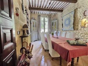 comedor grande con mesa y sillas rojas en Chez Lydia - Osez la vie de chateau ! Pont du Gard, Uzès en Remoulins