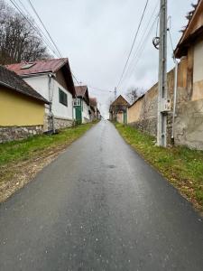 un camino vacío en un pueblo con casas en Haus Ingrid Cisnadioara, en Cisnădioara