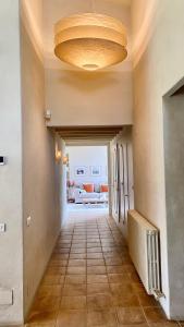 un corridoio con un grande lampadario a braccio e un soggiorno di Preciosa casa unifamiliar en calella a Calella de Palafrugell