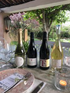 Nápoje v ubytovaní Mas Les Romarins, 10 min d'Uzès, piscine et grand jardin clos, jeux, nid de repos et base pour activités dans le Gard