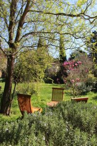 Vonkajšia záhrada v ubytovaní Mas Les Romarins, 10 min d'Uzès, piscine et grand jardin clos, jeux, nid de repos et base pour activités dans le Gard
