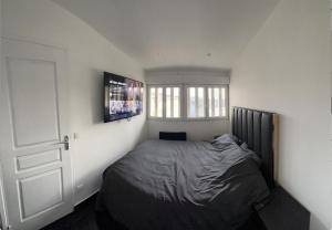 Un pat sau paturi într-o cameră la Appartement F2 meublé - tout équipé - Tv netflix - 4 personnes