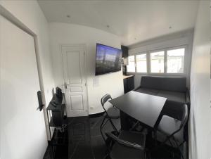 Un televizor și/sau centru de divertisment la Appartement F2 meublé - tout équipé - Tv netflix - 4 personnes
