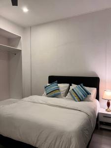 ein Schlafzimmer mit einem Bett mit zwei Kissen darauf in der Unterkunft Gaskara Guesthouse in Shaviyani Atoll