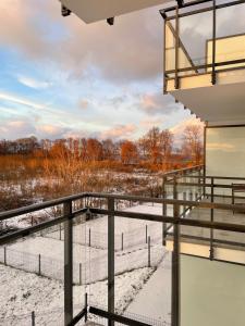 desde el balcón de una casa con nieve en el suelo en Apartament Zatoka 12, en Puck