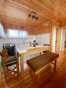 cocina con paredes de madera y suelo de madera en Cabañas Pacífico - Faro Corona, en Ancud