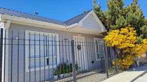 里奧格蘭德的住宿－LA CASA DE LAS RETAMAS，前面有栅栏的白色房子