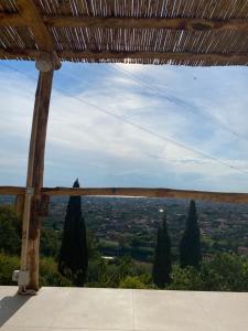 una vista sulla città da un portico alberato di Villa Patrizia Pietrasanta a Pietrasanta