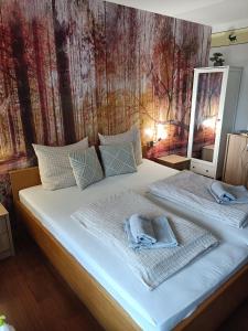 1 dormitorio con 2 camas y toallas. en Wohnungen- Christopherhof MJ,Grafenwiesen en Grafenwiesen